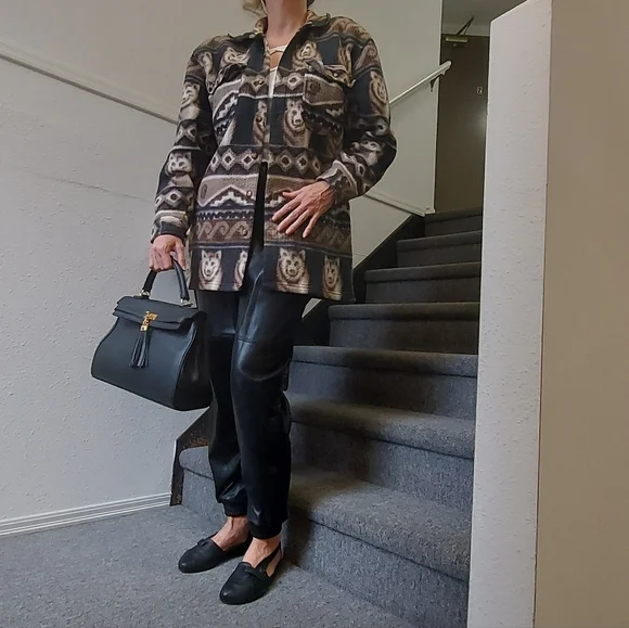 Wolf Patterned Button-Up Fleece Shirt - Picture 9 of 12